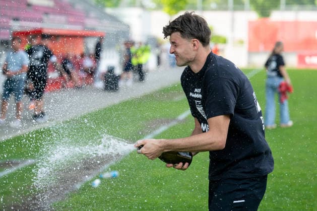 02 05 2026, xdaymx, Fußball Regionalliga Suedwest, FSV Mainz 05 U23 SG Sonnenhof Grossaspach champagne shower after promotion to the 3 Liga DFL DFB REGULATIONS PROHIBIT ANY USE OF PHOTOGRAPHS as IMAGE SEQUENCES and or QUASI VIDEO Mainz