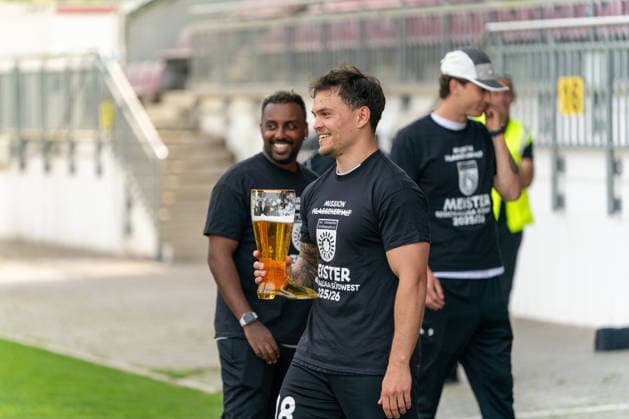 02 05 2026, xdaymx, Fussball Regionalliga Suedwest, FSV Mainz 05 U23 SG Sonnenhof Grossaspach Niklas Pollex SG Sonnenhof Grossaspach is already thinking about who he is about to give a beer shower to DFL DFB REGULATIONS PROHIBIT ANY USE OF PHOTOGRAPHS as IMAGE SEQUENCES and or QUASI VIDEO Mainz
