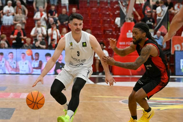 Buzz Anthony Artland Dragons, 09 on the ball against John Williams jr Bayer Giants Leverkusen, 21 Artland Dragons vs Bayer Giants Leverkusen, 2 Basketball Bundesliga, Pro A, 34 Matchday, Season 2025 2026, 02 05 2026, Artland Dragons vs Bayer Giants Leverkusen, 2 Basketball Bundesliga, Pro A, 34 Matchday, Season 2025 2026, 02 05 2026 Quakenbrueck Copyright: xEibner-Pressefoto RobertxGertzenx EP_RGN