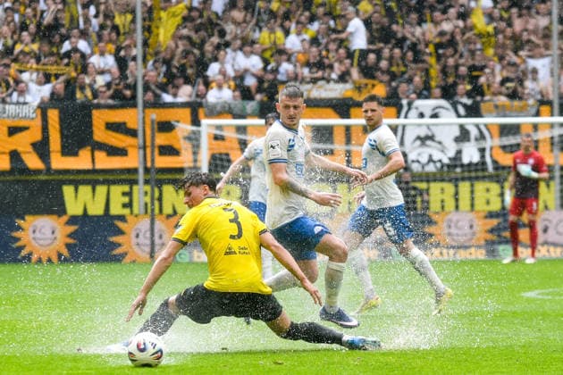 v li Matti Wagner Alemannia Aachen, 3 , Nico Neidhart Hansa Rostock, 7 , duel, duel, tackle, tackling, dynamics, action, action, 02 05 2026, Aachen Germany , Football, 3 Liga, TSV Alemannia Aachen FC Hansa Rostock, Football, 3 Liga, TSV Alemannia Aachen FC Hansa Rostock, DFB DFL REGULATIONS PROHIBIT ANY USE OF PHOTOGRAPHS AS IMAGE SEQUENCES AND OR QUASI VIDEO xmhx