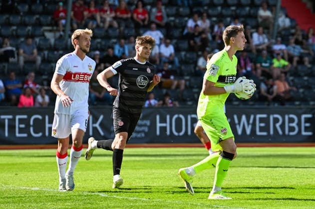 Jerik von der Felsen VfB Stuttgart II Rot Weiss Essen 02 05 2026 Jerik von der Felsen 33, VfB holds the ball VfB Stuttgart II U23 against Rot Weiss Essen RWE, Rot Weiß Essen on 2 May 2026 at WIRmachenDruck Arena in Aspach Großaspach, Baden Württemberg, Germany, GER Soccer, Matchday 36 of the 3 League season 2024 2025 Final Score 6 1 in front of 3 350 spectators 3 100 visiting fans