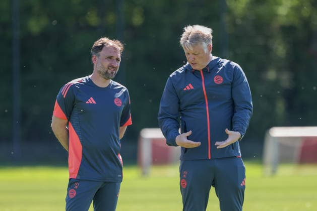 Jose Barcala FC Bayern Muenchen, Head coach in conversation with Kjetil Lone FC Bayern Muenchen, Co-coach at training, GER, Official final training FC Bayern Muenchen, Football, UEFA Womens Champions League, Semi-final, second leg, 2025 2026 season, 02 05 2026, GER, Official final training FC Bayern Muenchen, Football, UEFA Womens Champions League, Semi-final, second leg, 2025 2026 season, 02 05 2026 Muenchen Copyright: xEibner-Pressefoto JennixMaulx EP_JML