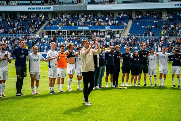 03 05 2026, xdaymx, Fußball 2 Bundesliga, Karlsruher SC SV Darmstadt 98, Florian Kohfeldt thanks the fans with applause after the teams defeat DFL DFB REGULATIONS PROHIBIT ANY USE OF PHOTOGRAPHS as IMAGE SEQUENCES and or QUASI VIDEO Karlsruhe