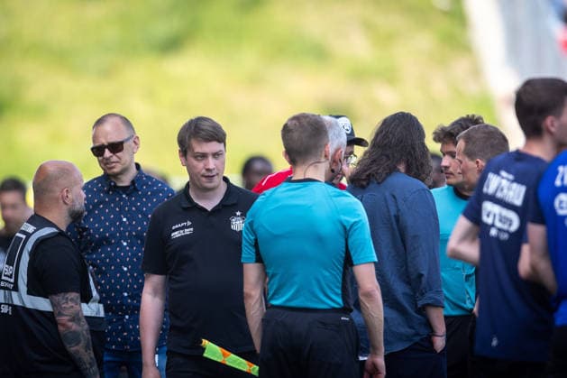 Zwickau , 030526 , Football Regionalliga Nordost FSV Zwickau Rot Weiss Erfurt in the picture After racist insult Raphael Assibey Mensah Erfurt , FSV spokesman Daniel Sacher in conversation with the referees