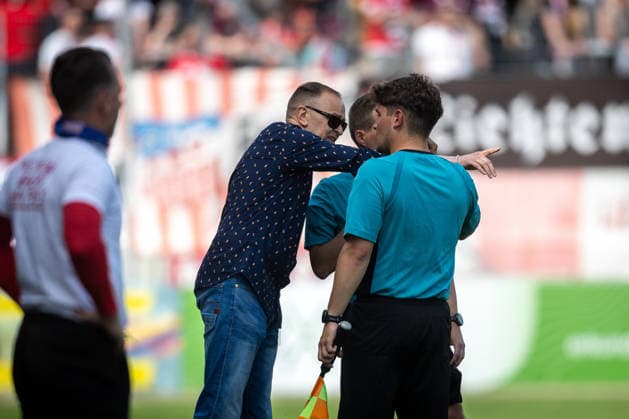 Zwickau , 030526 , Football Regionalliga Nordost FSV Zwickau Rot Weiss Erfurt in the picture After racist insult Raphael Assibey Mensah Erfurt , FSV spokesman Daniel Sacher in conversation with the referees