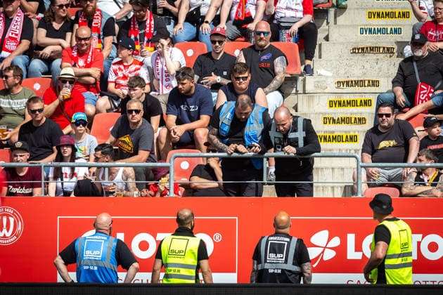 Zwickau , 030526 , Soccer Regionalliga Nordost FSV Zwickau Rot Weiss Erfurt in picture Stewards are looking for a visitor who is said to have racially insulted Raphael Assibey Mensah Erfurt