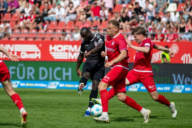 GER, Zwickau, Soccer, Regionalliga Nordost, Matchday 32, FSV Zwickau vs FC Rot Weiß Erfurt pictured from l Raphael Assibey Mensah FC Rot Weiß Erfurt 07 , Goal shot 03 05 2026, GGZ Arena Zwickau DFB REGULATIONS PROHIBIT ANY USE OF PHOTOGRAPHS AS IMAGE SEQUENCES AND OR QUASI VIDEO, Copyright: HMBxMedia PaulxFritz