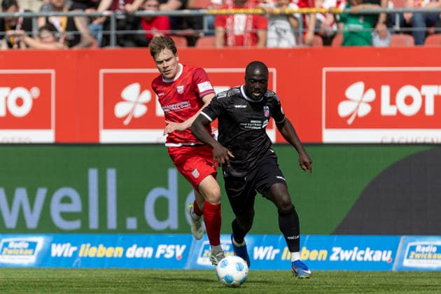 GER, Zwickau, Soccer, Regionalliga Nordost, Matchday 32, FSV Zwickau vs FC Rot Weiß Erfurt pictured from l Raphael Assibey Mensah FC Rot Weiß Erfurt 07 , duel 03 05 2026, GGZ Arena Zwickau DFB REGULATIONS PROHIBIT ANY USE OF PHOTOGRAPHS AS IMAGE SEQUENCES AND OR QUASI VIDEO, Copyright: HMBxMedia PaulxFritz