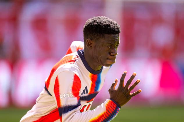 02 05 2026, Soccer Bundesliga 2025 2026, Matchday 32, FC Bayern Munich 1 FC Heidenheim, at the Allianz Arena Munich, Bara Sapoko Ndiaye Bayern Munich warming up