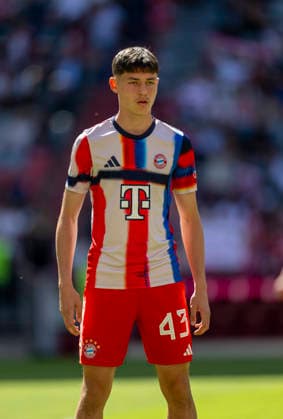 02 05 2026, Soccer Bundesliga 2025 2026, Matchday 32, FC Bayern Munich 1 FC Heidenheim, at the Allianz Arena Munich, Filip Pavic FC Bayern Munich warming up