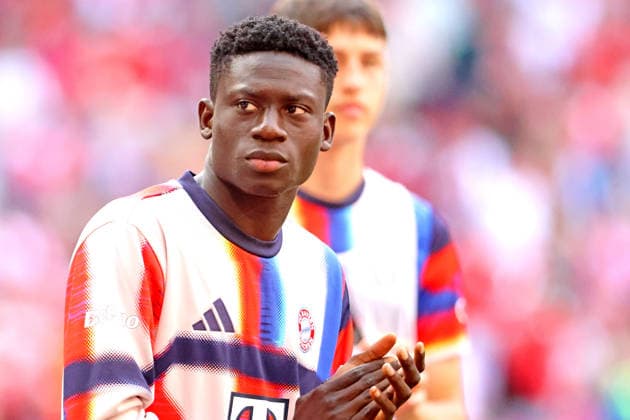 99 Bara Sapoko Ndiaye FCB thanks the fans at the end of the match, Portrait, Football 1 BL FC Bayern München 1 FC Heidenheim 02 05 2026 Allianz Arena PHOTO Mladen Lackovic LakoPress