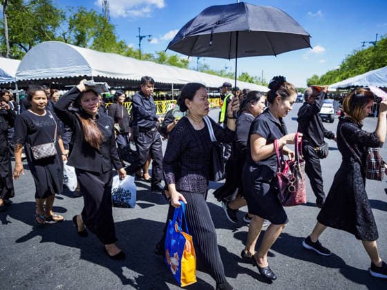 September 27, 2017 - Bangkok, Bangkok, Thailand - Thais on their way to pay respects to the funeral urn of the late King walk to the Grand Palace. Bhumibol Adulyadej, the Late King of Thailand, died on October 13, 2016. Thailand has been in a state of mourning since. He will be cremated on October 26, 2017. Thais have been going to the Grand Palace to pay respects to the revered King. The Thai government has announced that the palace will close to the public on October 4, 2017, to prepare for the Monarch s funeral. Since the announcement, tens of thousands of Thais have lined up at the palace every day to pay their final respects. Copyright: xSeanxEdisonx