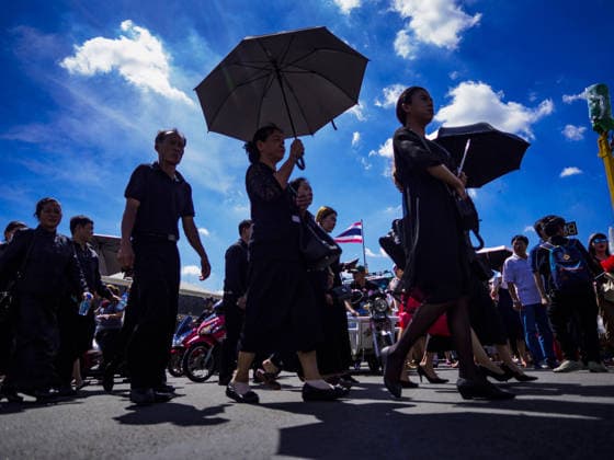 September 27, 2017 - Bangkok, Bangkok, Thailand - Thais on their way to pay respects to the funeral urn of the late King walk to the Grand Palace. Bhumibol Adulyadej, the Late King of Thailand, died on October 13, 2016. Thailand has been in a state of mourning since. He will be cremated on October 26, 2017. Thais have been going to the Grand Palace to pay respects to the revered King. The Thai government has announced that the palace will close to the public on October 4, 2017, to prepare for the Monarch s funeral. Since the announcement, tens of thousands of Thais have lined up at the palace every day to pay their final respects. Copyright: xSeanxEdisonx