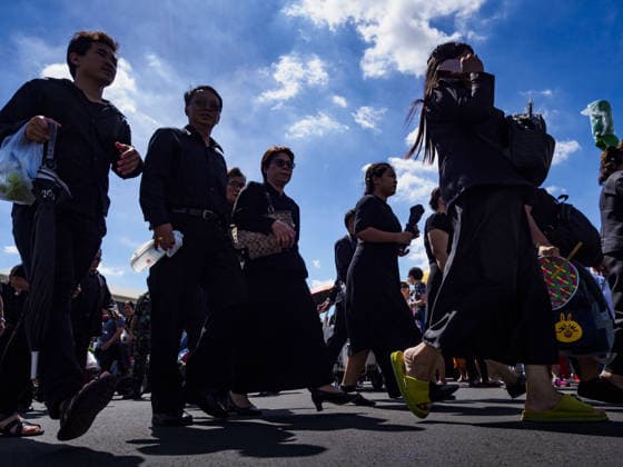 September 27, 2017 - Bangkok, Bangkok, Thailand - Thais on their way to pay respects to the funeral urn of the late King walk to the Grand Palace. Bhumibol Adulyadej, the Late King of Thailand, died on October 13, 2016. Thailand has been in a state of mourning since. He will be cremated on October 26, 2017. Thais have been going to the Grand Palace to pay respects to the revered King. The Thai government has announced that the palace will close to the public on October 4, 2017, to prepare for the Monarch s funeral. Since the announcement, tens of thousands of Thais have lined up at the palace every day to pay their final respects. Copyright: xSeanxEdisonx