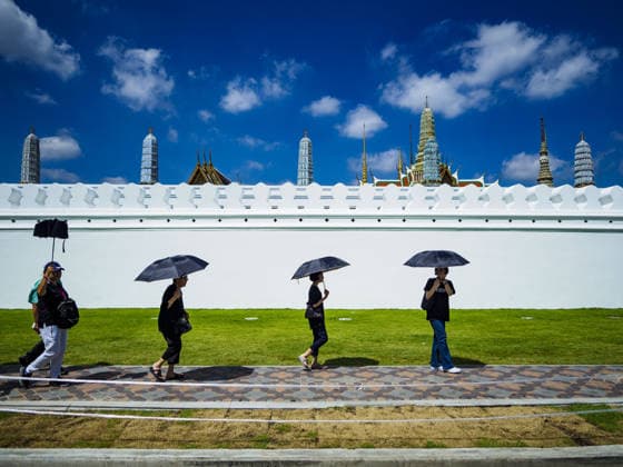 September 27, 2017 - Bangkok, Bangkok, Thailand - Tourists walk to the Grand Palace in Bangkok. Bhumibol Adulyadej, the Late King of Thailand, died on October 13, 2016. Thailand has been in a state of mourning since. He will be cremated on October 26, 2017. Thais have been going to the Grand Palace to pay respects to the revered King. The Thai government has announced that the palace will close to the public and tourists on October 4, 2017, to prepare for the Monarch s funeral. Since the announcement, tens of thousands of Thais have lined up at the palace every day to pay their final respects. Copyright: xSeanxEdisonx