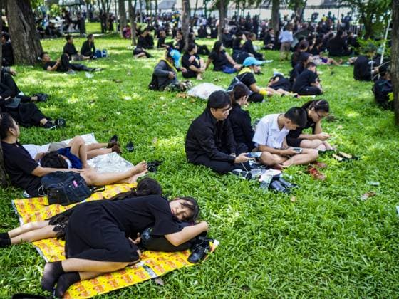 September 27, 2017 - Bangkok, Bangkok, Thailand - People waiting to pay respects to the funeral urn of the Late King escape the sun and Bangkok heat in a park near the Grand Palace. Bhumibol Adulyadej, the Late King of Thailand, died on October 13, 2016. Thailand has been in a state of mourning since. He will be cremated on October 26, 2017. Thais have been going to the Grand Palace to pay respects to the revered King. The Thai government has announced that the palace will close to the public on October 4, 2017, to prepare for the Monarch s funeral. Since the announcement, tens of thousands of Thais have lined up at the palace every day to pay their final respects. Copyright: xSeanxEdisonx