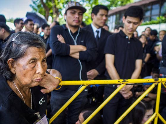 September 27, 2017 - Bangkok, Bangkok, Thailand - Thais wait in line to pay respects to the funeral urn of the Late King, which is in the Grand Palace. They were about two kilometers from the Grand Palace at this point. Bhumibol Adulyadej, the Late King of Thailand, died on October 13, 2016. Thailand has been in a state of mourning since. He will be cremated on October 26, 2017. Thais have been going to the Grand Palace to pay respects to the revered King. The Thai government has announced that the palace will close to the public on October 4, 2017, to prepare for the Monarch s funeral. Since the announcement, tens of thousands of Thais have lined up at the palace every day to pay their final respects. Copyright: xSeanxEdisonx