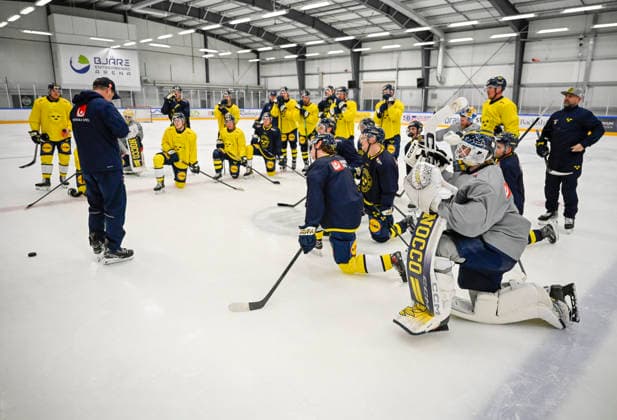 ÄNGELHOLM 2026 05 05 Gathering at the tactics board during Tuesday s training with Tre Kronor in Catena Arena in Ängelholm ahead of the Beijer Hockey Games ÄNGELHOLM SWEDEN x50090x  Copyright: xJohanxNilssonx xTTx THREE CROWNS TRAINING BEIJER CUP ÄNGELHOLM