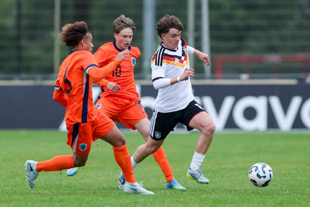 Julian van Toor Netherlands , Milan Verhoeven Netherlands and Joel Liebke Germany battle for the ball, UEFA Under 15 friendly, Netherlands v Germany, Sportcentrum Vondersweijde on 05 May 2026 in Oldenzaal, Netherlands Photo by Marco Steinbrenner DeFodi Images Julian van Toor Netherlands , Milan Verhoeven Netherlands and Joel Liebke Germany battle for the ball, UEFA Under 15 friendly, Netherlands v Germany, Sportcentrum Vondersweijde, May 5, 2026 in Oldenzaal, Netherlands Photo by Marco Steinbrenner DeFodi Images