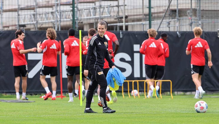 Coach Marie Louise Eta, behind her the team Sport Football Soccer Training Bundesliga Men DFL Season 2025 2026 05 05 2026 1 FC Union Berlin FCU DFL regulations prohibit any use of photographs as image sequences and or quasi video