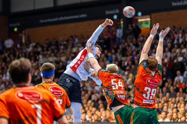 Marko Grgic SG Flensburg Handewitt, Nr 17 Justus Fischer TSV Hannover Burgdorf, Nr 54 L R , TSV Hannover Burgdorf orange against SG Flensburg Handewitt blue second leg of the quarter finals the EHF European League 2025 2026 05 05 2026, Swiss Life Hall Hannover, GER , Copyright: xJanxGuentherx xTSVxHannover-Burgdorfx