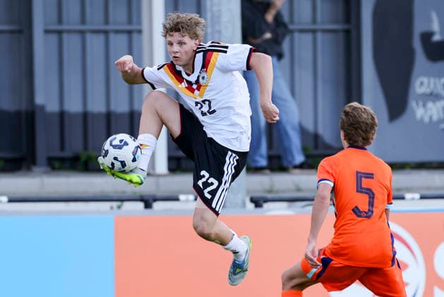 Malte Brumm Germany and Willem Loomans Netherlands battle for the ball, UEFA Under 15 friendly Match 2, Netherlands v Germany, Sportcentrum Vondersweijde on 07 May 2026 in Oldenzaal, Netherlands Photo by Marco Steinbrenner DeFodi Images Malte Brumm Germany and Willem Loomans Netherlands battle for the ball, UEFA Under 15 friendly Match 2, Netherlands v Germany, Sportcentrum Vondersweijde, May 7, 2026 in Oldenzaal, Netherlands Photo by Marco Steinbrenner DeFodi Images