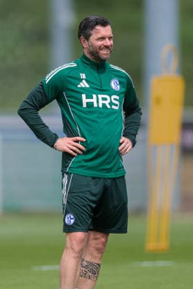 07 05 2026, Football, Training of FC Schalke 04 Co Coach Tim Hoogland FC Schalke 04 Gelsenkirchen Training ground FC Schalke 04 NRW Germany xRHR PHOTO YYx Copyright: RHR-FOTOx RHR-FOTO YY