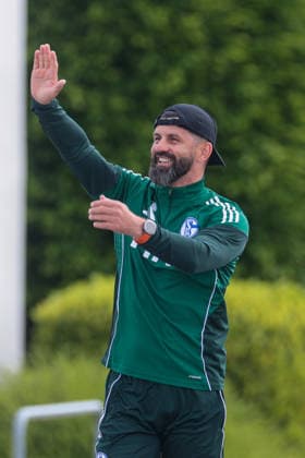 07 05 2026, Football, Training of FC Schalke 04 Coach Miron Muslic FC Schalke 04 waves to the fans and laughs Gelsenkirchen Training ground FC Schalke 04 NRW Germany xRHR PHOTO YYx Copyright: RHR-FOTOx RHR-FOTO YY