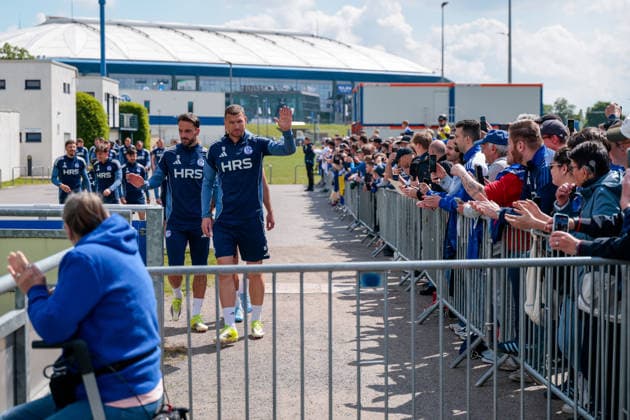 07 05 2026, Football, Training of FC Schalke 04 The players of S04 come to training, f l Kenan Karaman FC Schalke 04 , Edin Dzeko FC Schalke 04 Gelsenkirchen Training ground FC Schalke 04 NRW Germany xRHR PHOTO YYx Copyright: RHR-FOTOx RHR-FOTO YY