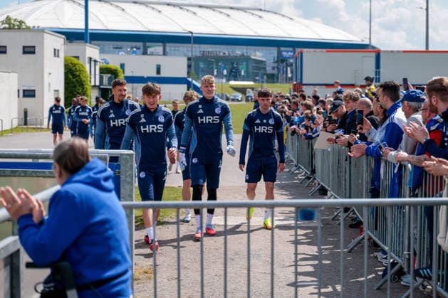 07 05 2026, Football, Training of FC Schalke 04 The players of S04 come to training, from l Janik Bachmann FC Schalke 04 , Max Grüger FC Schalke 04 , Goalkeeper Johannes Siebeking FC Schalke 04 , Vitalie Becker FC Schalke 04 Gelsenkirchen Training ground FC Schalke 04 NRW Germany xRHR PHOTO YYx Copyright: RHR-FOTOx RHR-FOTO YY