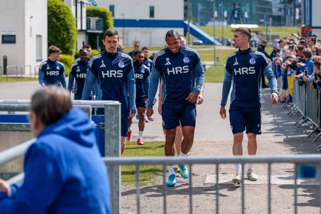 07 05 2026, Football, Training of FC Schalke 04 The players of S04 come to training, from l Ron Schallenberg FC Schalke 04 , Anton Donkor FC Schalke 04 , Felipe Sanchez FC Schalke 04 Gelsenkirchen Training ground FC Schalke 04 NRW Germany xRHR PHOTO YYx Copyright: RHR-FOTOx RHR-FOTO YY