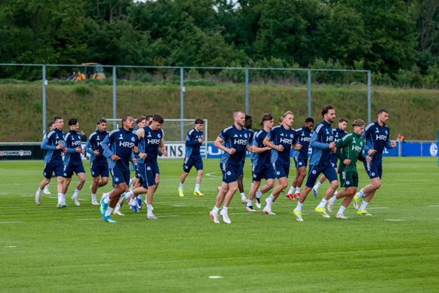 07 05 2026, Football, Training of FC Schalke 04 The players of S04 warm up Gelsenkirchen Training ground FC Schalke 04 NRW Germany xRHR PHOTO YYx Copyright: RHR-FOTOx RHR-FOTO YY