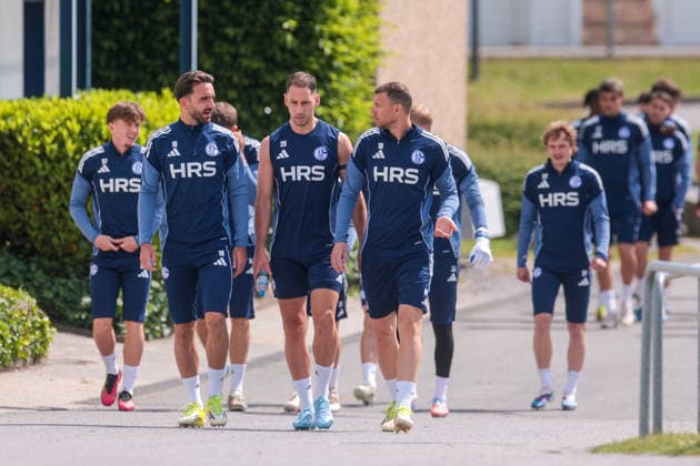 07 05 2026, Football, Training of FC Schalke 04 The players of S04 come to training, from l Kenan Karaman FC Schalke 04 , Nikola Katic FC Schalke 04 , Edin Dzeko FC Schalke 04 Gelsenkirchen Training ground FC Schalke 04 NRW Germany xRHR PHOTO YYx Copyright: RHR-FOTOx RHR-FOTO YY
