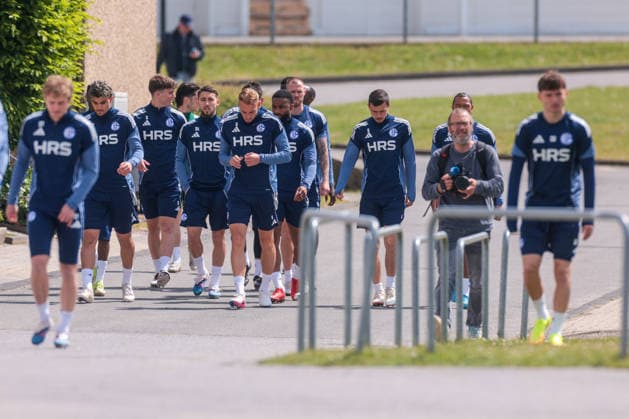 07 05 2026, Football, Training of FC Schalke 04 The players of S04 come to training, from l Mertcan Ayhan FC Schalke 04 , Adil Aouchiche FC Schalke 04 , Timo Becker FC Schalke 04 , Moussa Sylla FC Schalke 04 , Ron Schallenberg FC Schalke 04 Gelsenkirchen Training ground FC Schalke 04 NRW Germany xRHR PHOTO YYx Copyright: RHR-FOTOx RHR-FOTO YY