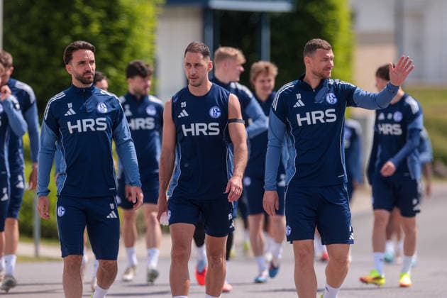 07 05 2026, Football, Training of FC Schalke 04 The players of S04 come to training, from l Kenan Karaman FC Schalke 04 , Nikola Katic FC Schalke 04 , Edin Dzeko FC Schalke 04 Gelsenkirchen Training ground FC Schalke 04 NRW Germany xRHR PHOTO YYx Copyright: RHR-FOTOx RHR-FOTO YY