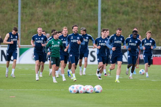 07 05 2026, Football, Training of FC Schalke 04 The players of S04 warm up Gelsenkirchen Training ground FC Schalke 04 NRW Germany xRHR PHOTO YYx Copyright: RHR-FOTOx RHR-FOTO YY