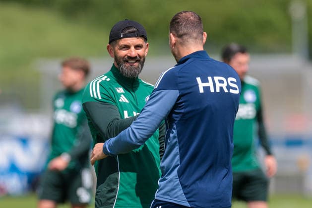 07 05 2026, Football, Training of FC Schalke 04 Coach Miron Muslic FC Schalke 04 welcomes Edin Dzeko FC Schalke 04 Gelsenkirchen Training ground FC Schalke 04 NRW Germany xRHR PHOTO YYx Copyright: RHR-FOTOx RHR-FOTO YY
