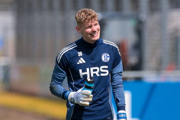 07 05 2026, Soccer, Training of FC Schalke 04 Goalkeeper Johannes Siebeking FC Schalke 04 drinks something Gelsenkirchen Training ground FC Schalke 04 NRW Germany xRHR PHOTO YYx Copyright: RHR-FOTOx RHR-FOTO YY