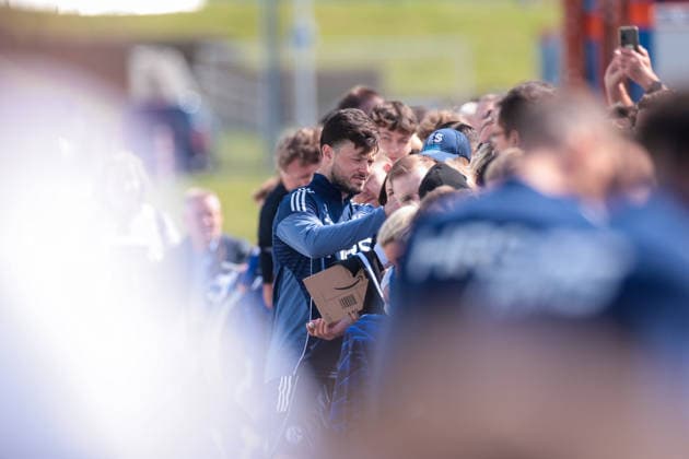 07 05 2026, Football, Training of FC Schalke 04 Adrian Gantenbein FC Schalke 04 signs autographs for the fans Gelsenkirchen Training ground FC Schalke 04 NRW Germany xRHR PHOTO YYx Copyright: RHR-FOTOx RHR-FOTO YY