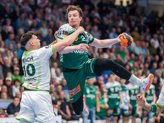 Erik Persson Frisch Auf Goeppingen, 22 is pressed high in the air by Josip Simic HSG Wetzlar, 10, Frisch Auf Goeppingen vs HSG Wetzlar, Handball, 1 Bundesliga, Men, Season 2025 2026, 07 05 2026, Frisch Auf Goeppingen vs HSG Wetzlar, Handball, 1 Bundesliga, Men, Season 2025 2026, 07 05 2026 Goeppingen Copyright: xEibner-Pressefoto MichaelxSchmidx EP_MST