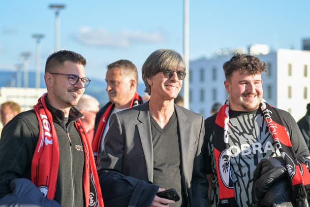 Jogi Löw former national coach shows off with fans GER, SC Freiburg Sporting Braga, football, Europa League, semi-final, 2025 2026 season, 07 05 2026 GER, SC Freiburg Sporting Braga, football, Europa League, semi-final, 2025 2026 season, 07 05 2026 Freiburg Copyright: xEibner-Pressefoto ThomasxHessx EP_THS