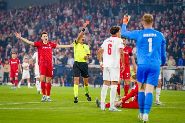 Germany Soccer Europa League 2025 2026, semi-final SC Freiburg vs Sporting Braga Europa Park Stadion Freiburg Referee Davide Massa Italy shows Mario Dorgeles SC Braga, 20 the red card after a foul on Jan Niklas Beste SC Freiburg, 19 Copyright: xJOERANxSTEINSIEKx