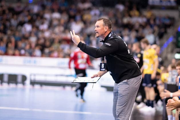 Misha Kaufmann, TVB Stuttgart, Coach Coach , shows it two muesst ihr sein TVB Stuttgart vs Rhein Neckar Loewen, DAIKIN Handballbundesliga, 31 Spieltag, Saison 2025 2026, 07 05 2026 Eibner Pressefoto Andreas Ulmer TVB Stuttgart vs Rhein Neckar Loewen, DAIKIN Handballbundesliga, 31 Spieltag, Saison 2025 2026, 07 05 2026 Stuttgart Copyright: xEibner-Pressefoto AndreasxUlmerx EP_AUR
