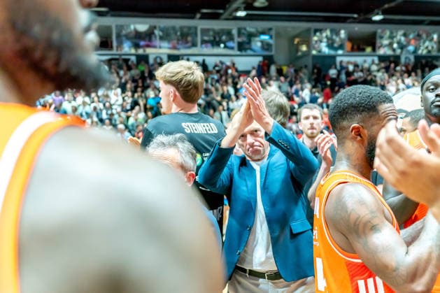 Chemnitz, Germany 07 May 2026 1 BBL 2025 2026 Sp 33 Niners Chemnitz vs Skyliners Frankfurt In the picture Head Coach Rodrigo Pastore 99 applauds to the fans in the fan block Copyright: xFotostandx xNachtigallx