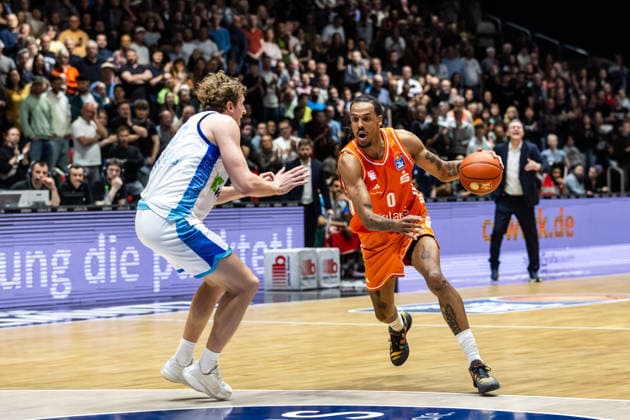 GER, easy Credit Basketball Bundesliga, Niners Chemnitz Frankfurt Skyliners 07 05 2026, Messe, Chemnitz, GER, easy Credit Basketball Bundesliga, Niners Chemnitz Frankfurt Skyliners Kevin Yebo Niners Chemnitz, 0 , Jacob Holt Frankfurt Skyliners 10 Foto Alexander Trienitz Chemnitz Messe Sachsen Germany