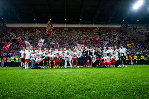 GER, Europa League, semi-final, SC Freiburg vs Sporting Braga 07 05 2026, Europa Park Stadion, Freiburg, GER, Europa League, semi-final, SC Freiburg vs Sporting Braga, in the picture team around Julian Schuster SC Freiburg, coach , Lukas Kübler SC Freiburg, 17 , Noah Atubolu SC Freiburg, 01 , Johan Manzambi SC Freiburg, 44 , Jan Niklas Beste SC Freiburg, 19 , Matthias Ginter SC Freiburg, 28 , Lucas Höler SC Freiburg, 09 , Vincenzo Grifo SC Freiburg, 32 at the team photo celebrating the 3 1 victory and entry into the final and being celebrated by the fans, nordphotoxGmbHx xMemmler nph00005