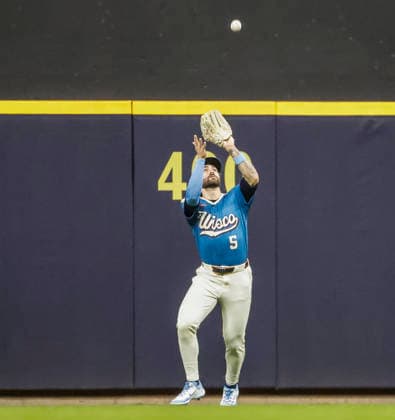 Milwaukee Brewers center fielder Garrett Mitchell catches a fly ball hit by New York Yankees first baseman Ben Rice in the sixth inning of the MLB, Baseball Herren, USA game between the New York Yankees and the Milwaukee Brewers at American Family Field in Milwaukee, Wisconsin on Friday May 8, 2026.  MIL20260508820 TANNENxMAURY