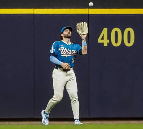 Milwaukee Brewers center fielder Garrett Mitchell catches a fly ball hit by New York Yankees second baseman Jazz Chisholm Jr. in the seventh inning of the MLB, Baseball Herren, USA game between the New York Yankees and the Milwaukee Brewers at American Family Field in Milwaukee, Wisconsin on Friday May 8, 2026.  MIL20260508822 TANNENxMAURY
