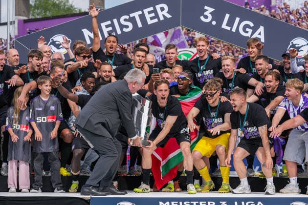 Germany Soccer 3 Liga, Season 2025 26, 37 Matchday, VfL Osnabrück vs SSV Ulm 1846 Soccer, 09 05 2026, Bremer Brücke Osnabrück, Lower Saxony VfL Osnabrück Championship celebration Jubilation Joy Emotions Cup presentation Peter Frymuth DFB Vice President for Match Operations and Football Development Jannik Müller VfL Osnabrück, 24 Copyright: xLeonxFrickx