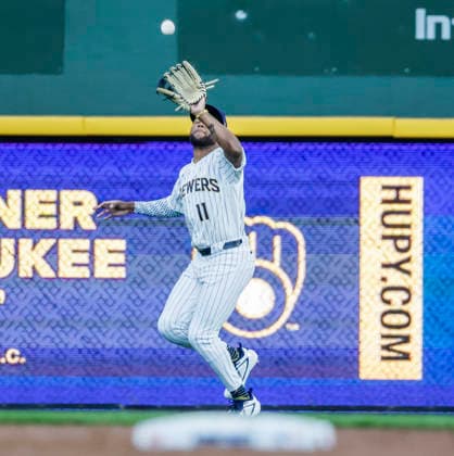 Milwaukee Brewers left fielder Jackson Chourio catches a fly ball hit by New York Yankees center fielder Spencer Jones in the second inning of the MLB, Baseball Herren, USA game between the New York Yankees and the Milwaukee Brewers at American Family Field in Milwaukee, Wisconsin on Saturday, May 9, 2026.  MIL20260509810 TANNENxMAURY
